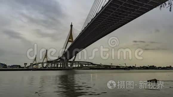 普密蓬大桥，赵夫拉亚河大桥晚上开许多灯过船派送信员穿过赵夫拉亚