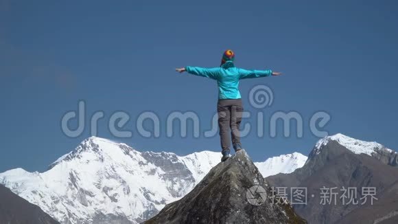 手举在岩石上的女孩视频