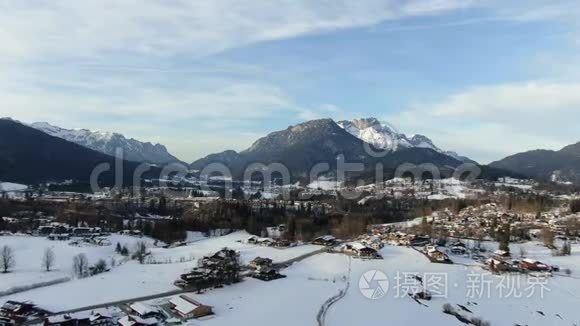 一个小山城，房子被雪覆盖，空中镜头4k