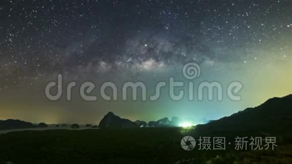 星星和银河在深夜升起，滑溜溜的云.. 在美丽的山形，泰拉