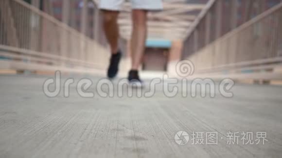 年轻人穿着蓝鞋走在镜头前视频
