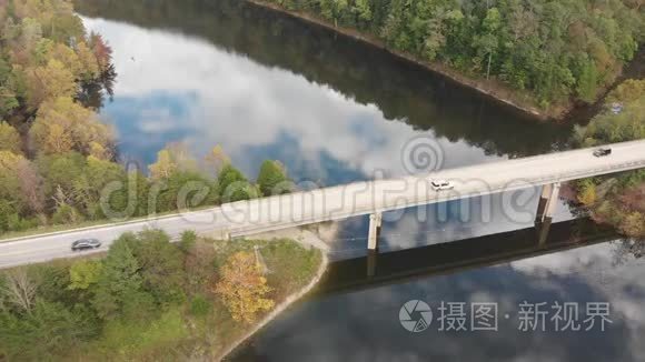 湖上道路上的交通