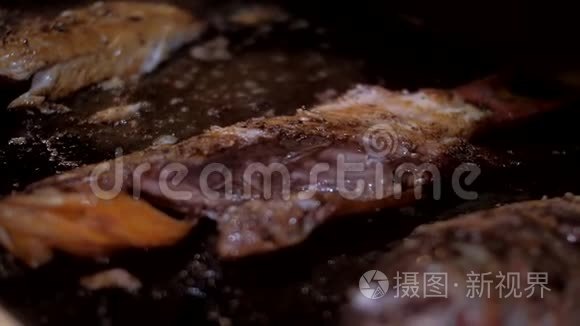 用橄榄油和酱汁煎锅中的海鱼片视频