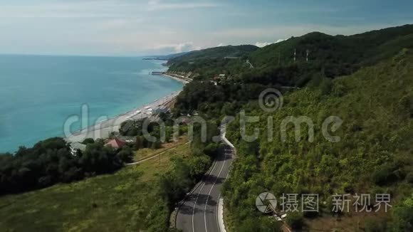 索契附近的黑海海岸线公路。 南俄罗斯最风景优美的沿海公路之一..