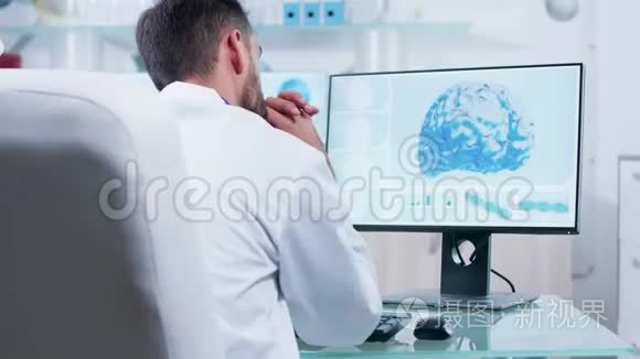 医生看监视器上的三维脑扫描视频