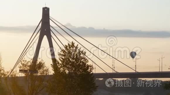 天空中的气球在桥上。 日落时一辆卡车在桥上行驶