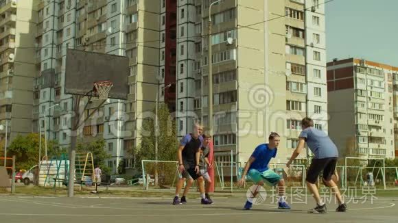 青少年街头球员打篮球视频
