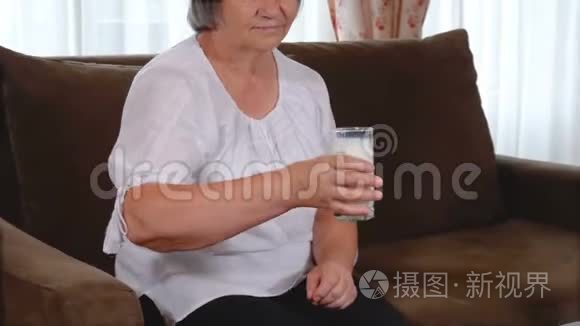 健康的老太太喝了一杯新鲜牛奶视频