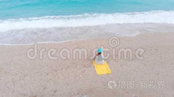 坐在沙滩上看波浪海的女人视频