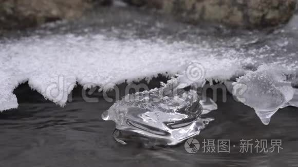 小溪上的椭圆形冰柱视频