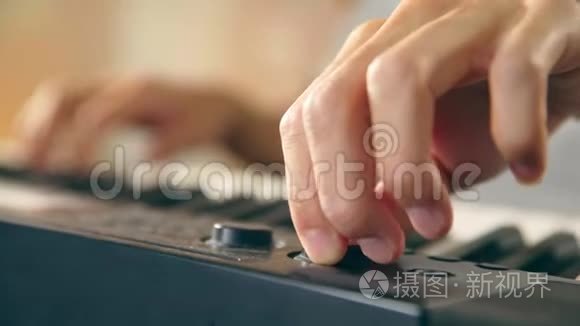 音乐家调整键盘的手视频