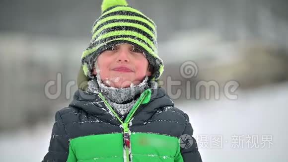 可爱的快乐男孩微笑与雪的脸视频