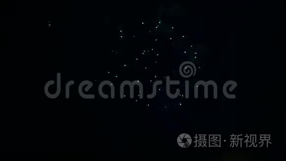 夜空中喜庆的焰火闪耀着视频