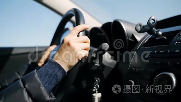 女人开车，用手掌舵。 旅游，交通理念.. 女手上路晴天..