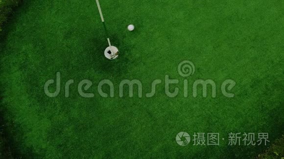 高尔夫球手正在顶景成功击球