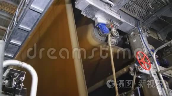 在工厂用烘干机运输纸板视频
