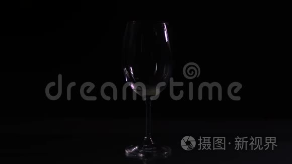 橙汁倒入玻璃杯中