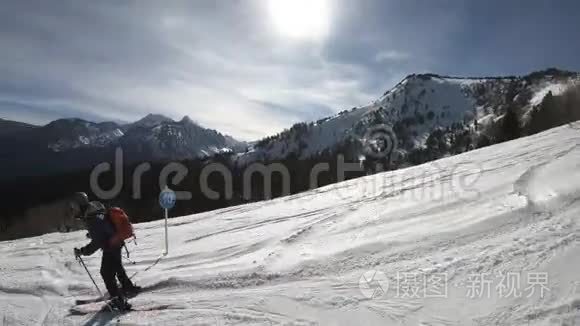 法国比利牛斯山滑雪场的初学者