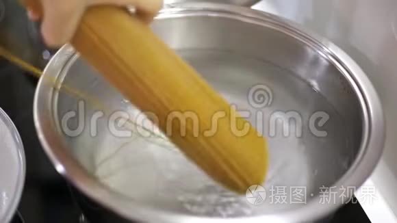 用沸水把意大利面煮成砂锅视频