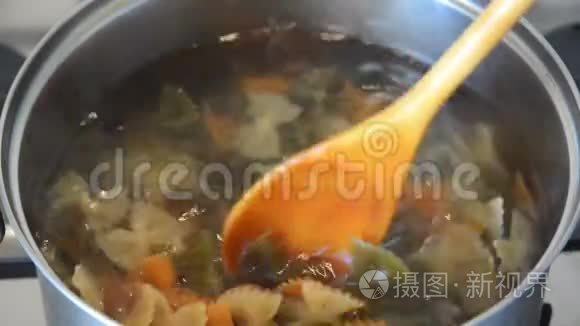 欧洲女性烹饪蝴蝶结面食法法勒视频
