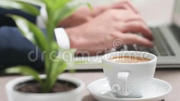 咖啡杯在商人面前打字