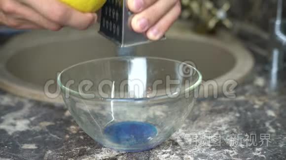 一个男人在碗里擦柠檬味视频