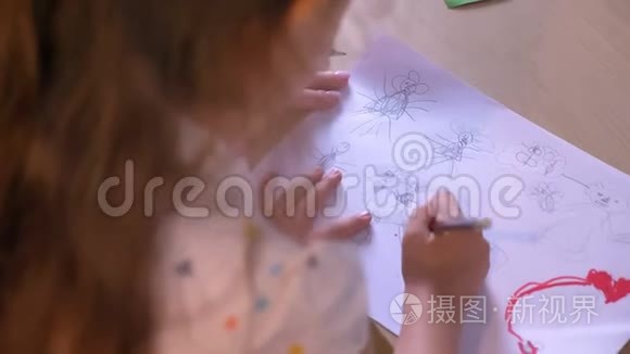 孩子和妈妈一起画画，妈妈帮女儿做作业，坐在桌子旁，家庭观念