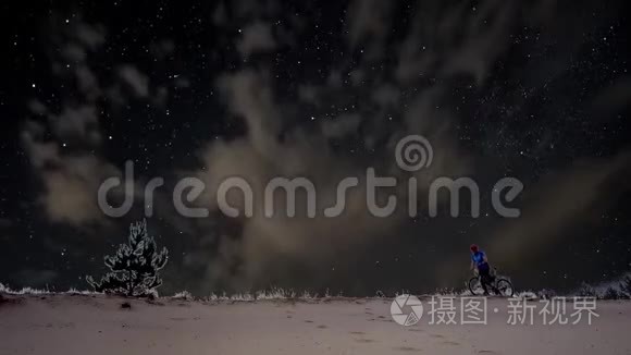 在星空背景上骑自行车的人视频