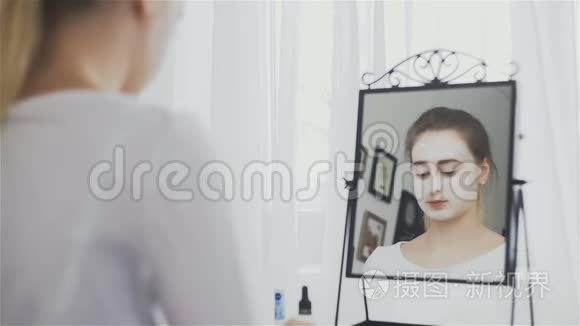 女人在镜子前把面罩戴在脸上