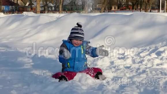 孩子们在雪地里玩耍