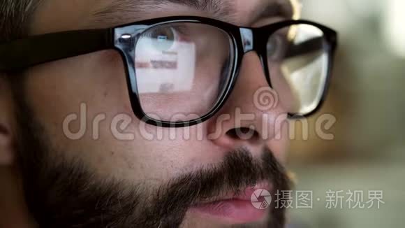 戴眼镜的男性脸部特写镜头视频