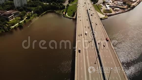 大型汽车桥的鸟瞰图，上面有很多汽车。