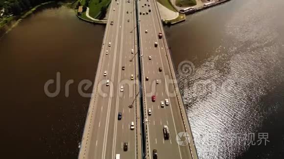 大型汽车桥的鸟瞰图，上面有很多汽车。