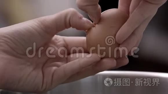 糕点厨师把鸡蛋分了视频