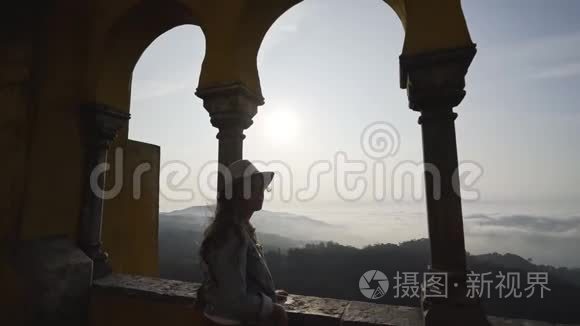 阳台上的女人胜过美丽的风景