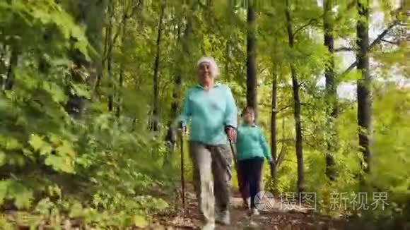 户外老年妇女北欧步行视频