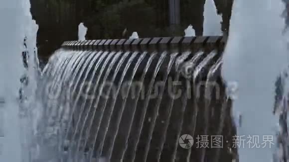 水射流慢速运动.. 水滴和溅在空中。