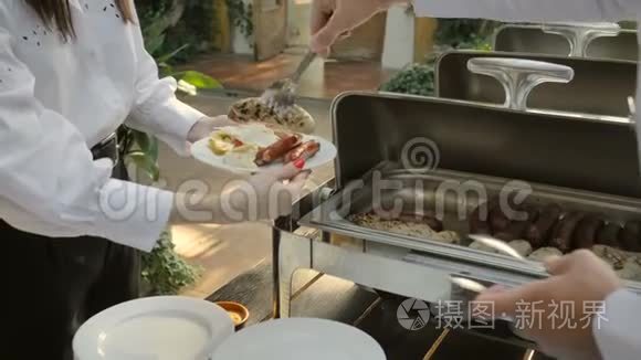 为餐饮盛宴的客人烤香肠视频