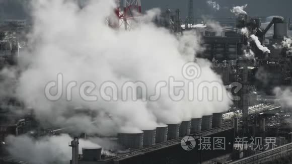 工业区工厂管道中的蒸汽或烟雾视频