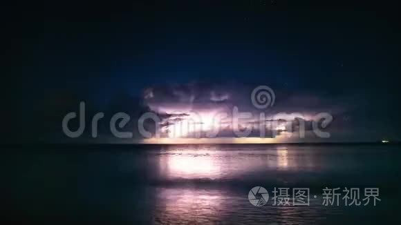 4K时程。 乌云密布的夜海风暴