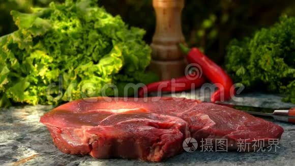 牛肉排躺在绿色大理石桌上视频