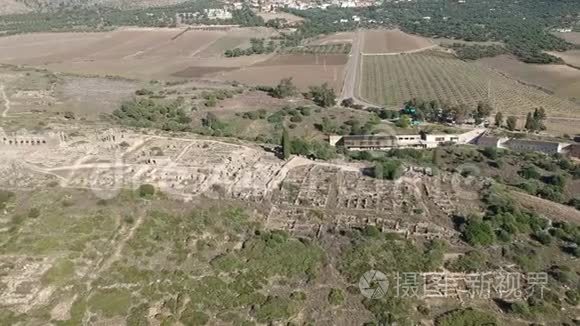 飞越Volubilis和柏柏尔和罗马城市在摩洛哥与无人机从上面(；空中)；