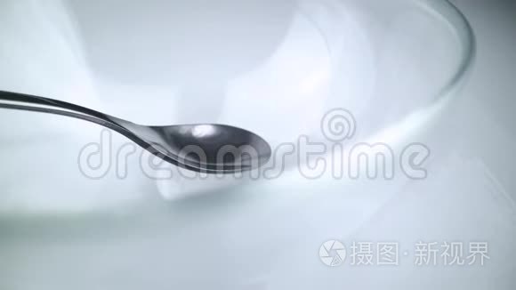 用不锈钢汤匙盛出的空碟视频