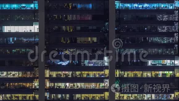 展示商业活动的现代摩天大楼正面的办公室窗户