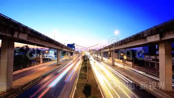 蓝色小时的高速公路交通视频