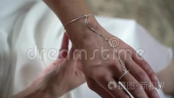 年轻的新娘手腕上戴着珠宝手镯视频