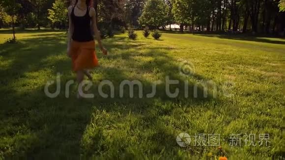 女人`脚在公园的草地上奔跑，赤脚。