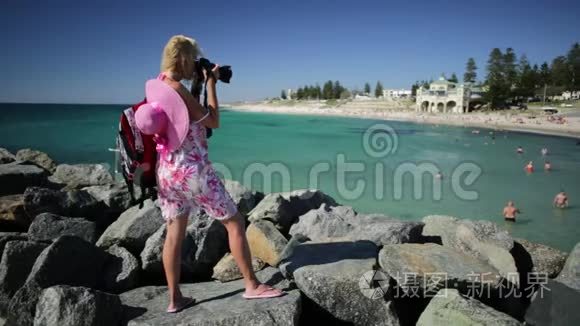 科特斯洛伊海滩的女摄影师