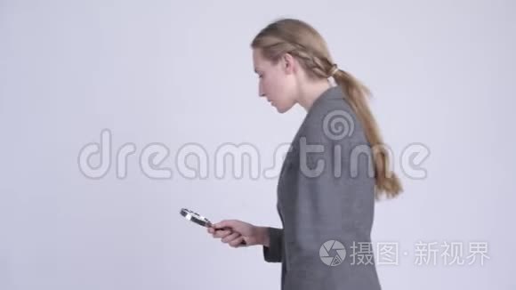 年轻的金发女商人用放大镜