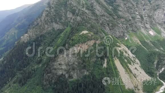 4k高加索的空中行动，岩石山上的大全景